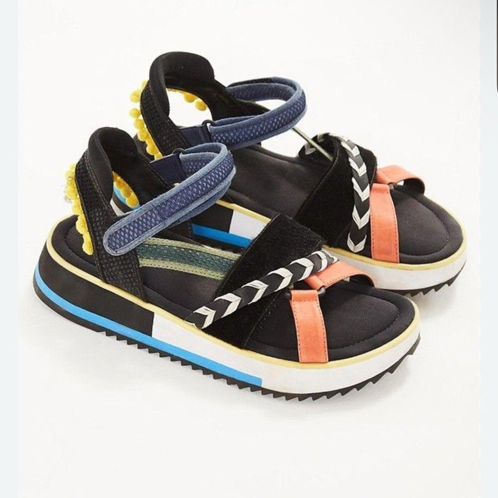 Farm Rio Mixed Material Strappy Sandal.(Size 8)